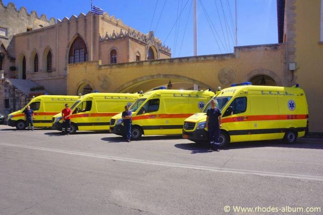 Παράδοση οκτώ νέων ασθενοφόρων στην Περιφέρεια Νοτίου Αιγαίου