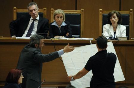 Δίκη Χ.Α. – Τσολακίδης: Ο αστυνομικός που «παρέλυσε» χωρίς να φοβηθεί