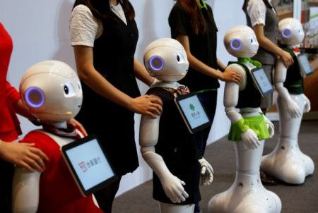 Τα ρομπότ αντικαθιστούν σταδιακά τους υπαλλήλους των τραπεζών