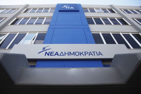 Μετωπική σύγκρουση ΝΔ-κυβέρνησης για τις τηλεοπτικές άδειες