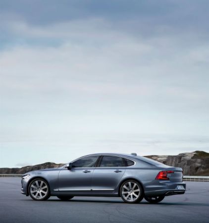 Volvo S90 D5 AWD: Αντισυμβατική πολυτέλεια