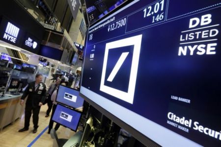 Γιατί η Deutsche Bank δεν «ξεκολά από τον βάλτο»
