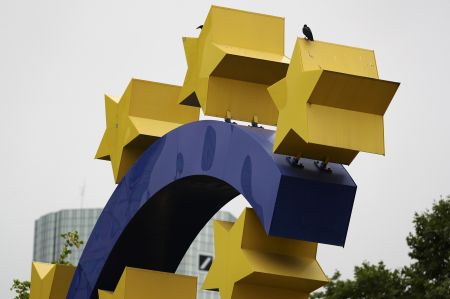 Το πολιτικό ρίσκο και η κρίση ταυτότητας απειλούν τη ζώνη του ευρώ