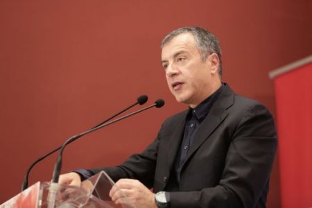 Στ. Θεοδωράκης: Υπερφορολογούν, διορίζουν ημετέρους, μοιράζουν ελεημοσύνη