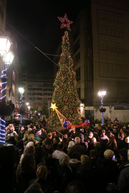 Σε εορταστικούς ρυθμούς ο Πειραιάς