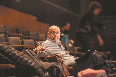 Γιάννης Χουβαρδάς: «Το θέατρο τώρα βιώνει την κρίση του»
