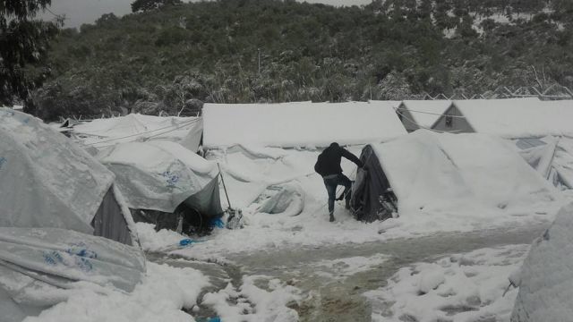 Βουλιάζουν στο χιόνι οι σκηνές των προσφύγων στα νησιά