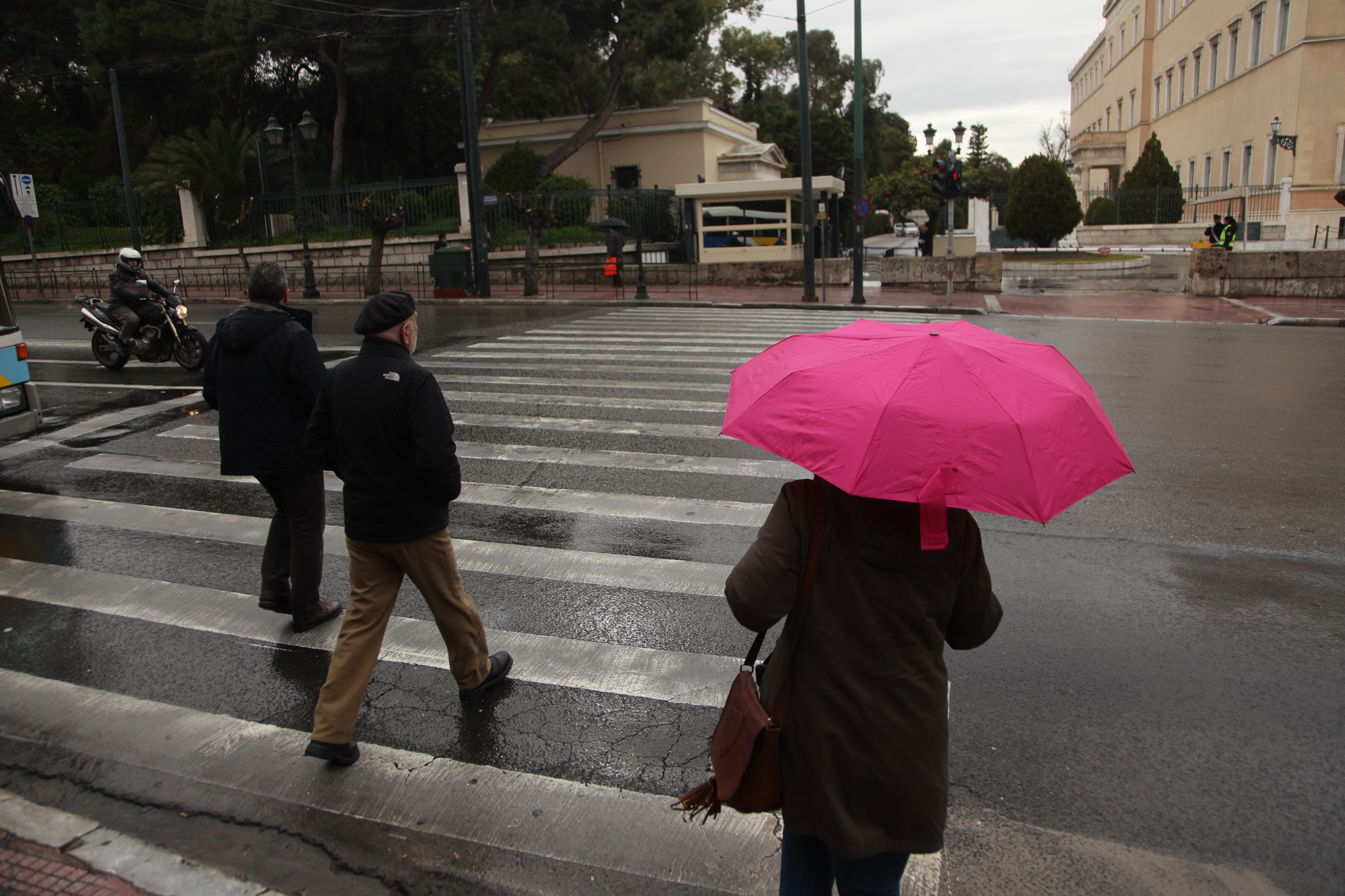 Καιρός: Βροχές, καταιγίδες και χιόνια στα ορεινά