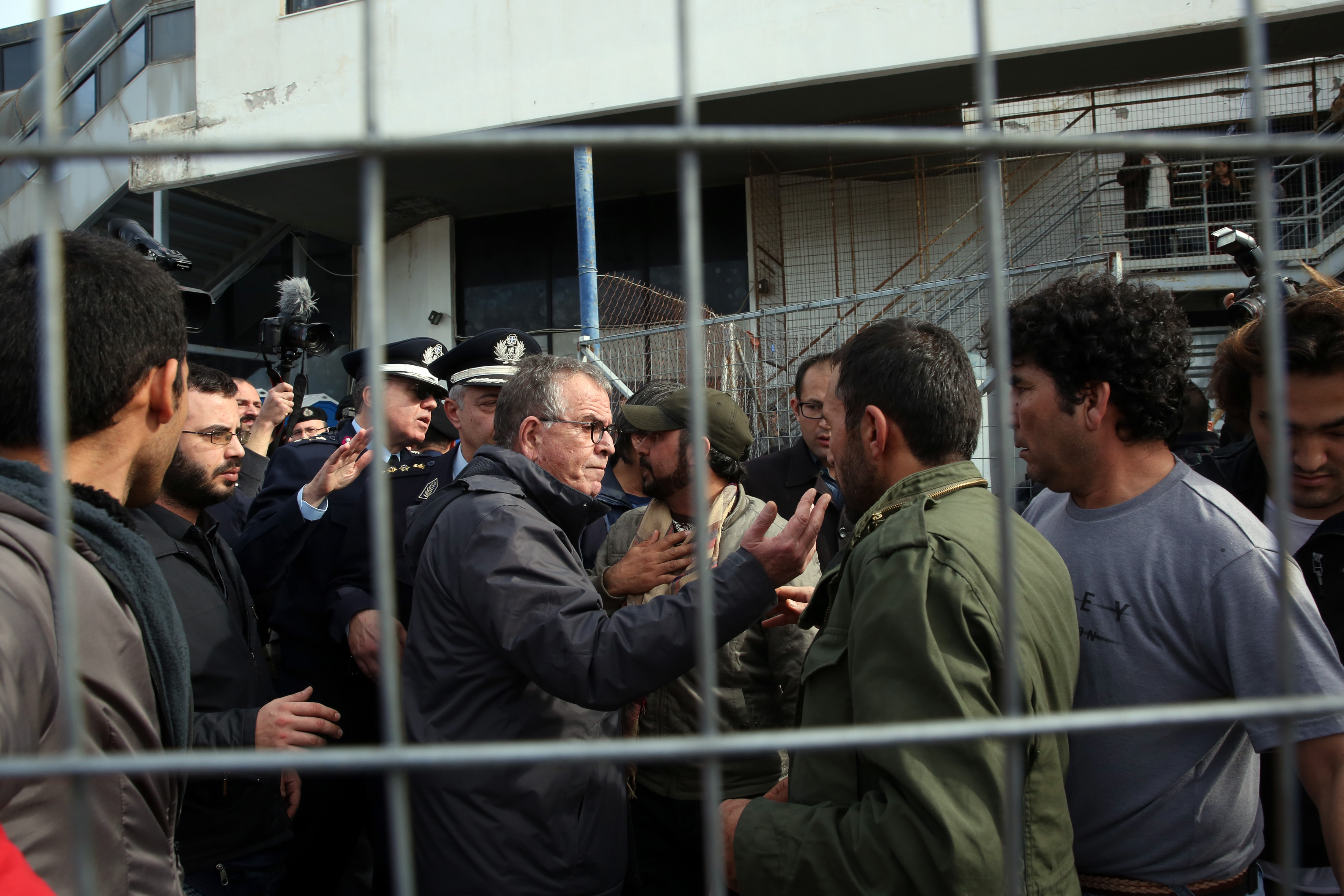 Σφοδρές αντιδράσεις των κομμάτων κατά Μουζάλα για τους πρόσφυγες