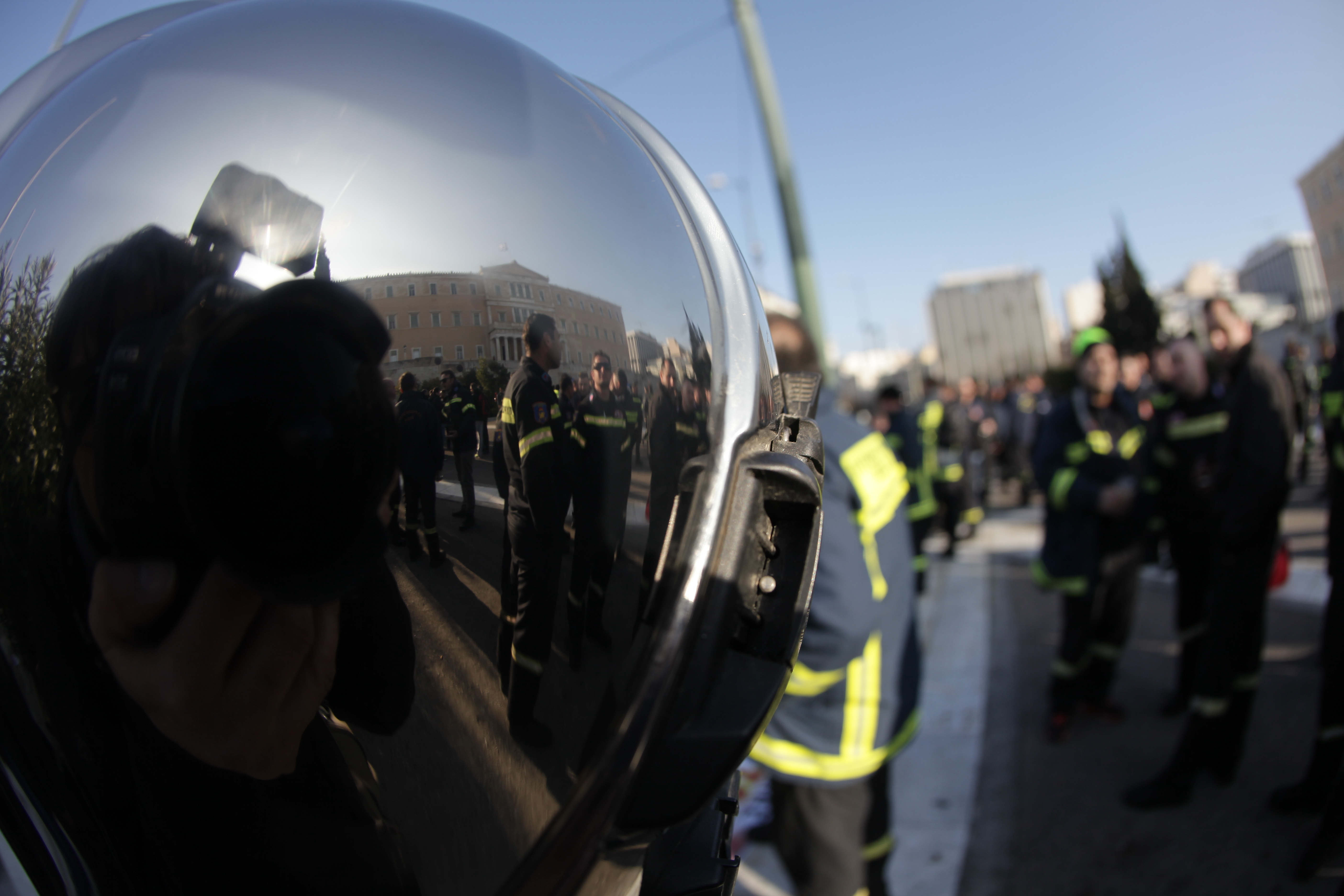 Συγκέντρωση πυροσβεστών έξω από τη Βουλή-Μέσα κατατέθηκε η τροπολογία