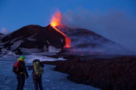 Το ηφαίστειο της Αίτνας οδεύει αργά αλλά σταθερά προς τη θάλασσα