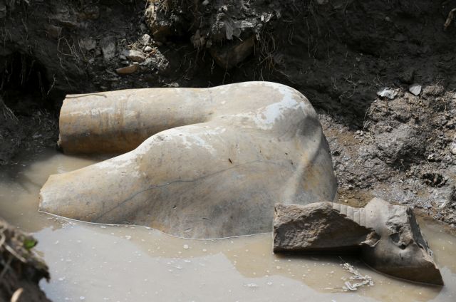 Κολοσσιαίο άγαλμα του Ραμσή Β’ βρέθηκε σε φτωχογειτονιά του Καΐρου