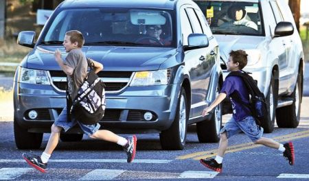 Γιατί τα παιδιά πασχίζουν να περάσουν τους δρόμους με ασφάλεια