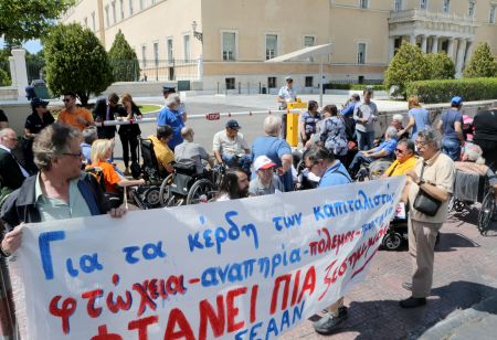 Βουλή: Κατάληψη από παραπληγικούς στα γραφεία του ΣΥΡΙΖΑ