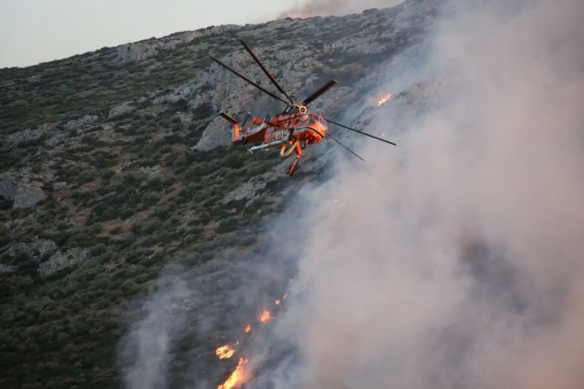 Τα εναέρια μέσα περιόρισαν τη φωτιά στα Καλύβια