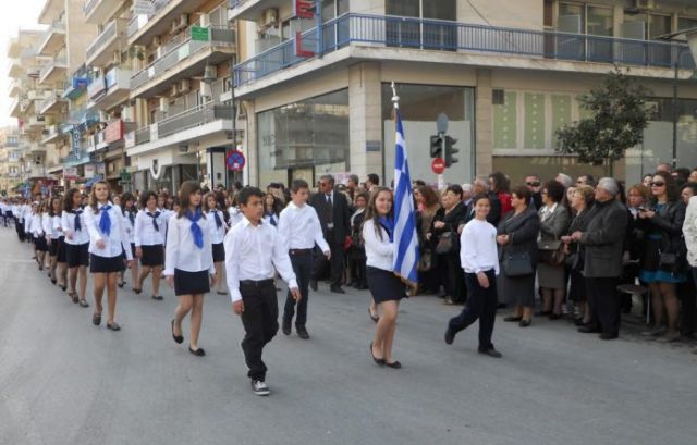 Mε κλήρωση και όχι βάσει βαθμολογίας οι σημαιοφόροι και παραστάτες στα δημοτικά σχολεία