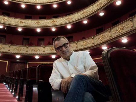 Νίκος Διαμαντής: «Οραματίζομαι θεατρική σχολή στον Πειραιά»