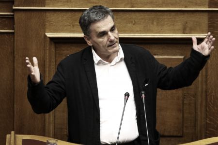 Tsakalotos defends handouts, declares ‘We won’t go home’