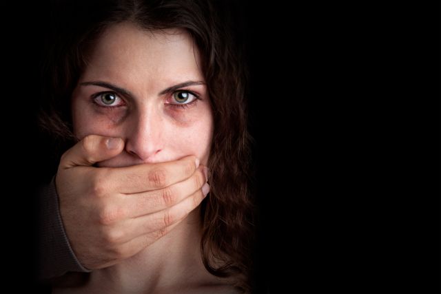 Πάνω από 4.500 βιασμοί ετησίως στην Ελλάδα