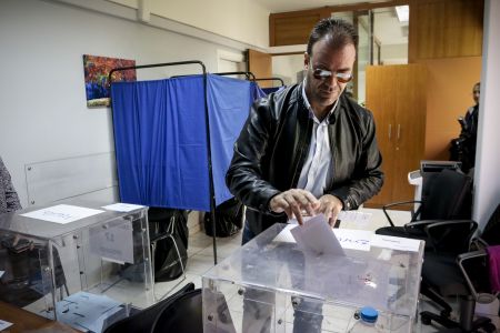 Greeks distrust political parties, prefer coalitions