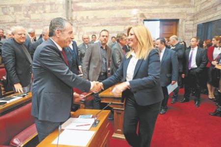 Πυρά εκ των έσω για τη «βιασύνη» Γεννηματά και το Σύνταγμα