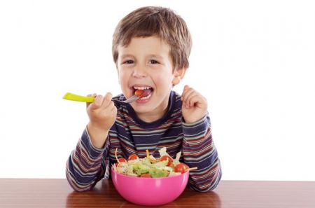 Παλεύετε ώστε τα παιδιά σας να τρώνε υγιεινά; Μην τα παρατάτε!