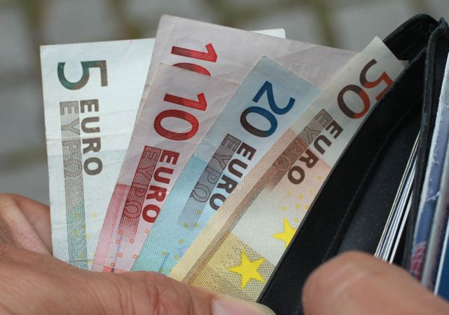 ΤτΕ: 2,5 δισ. ευρώ κατέθεσαν τα νοικοκυριά στις τράπεζες τον Δεκέμβριο