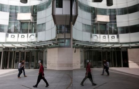 «Ψαλιδίζονται» οι μισθοί των ανδρών παρουσιαστών του BBC