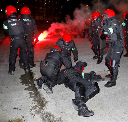 Σοκ στο Μπιλμπάο: Νεκρός αστυνομικός σε επεισόδια με Ρώσους χούλιγκανς