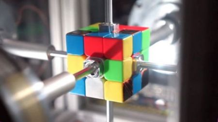 Ρομπότ λύνει τον κύβο του Ρούμπικ σε 0,38 δευτερόλεπτα [Βίντεο]