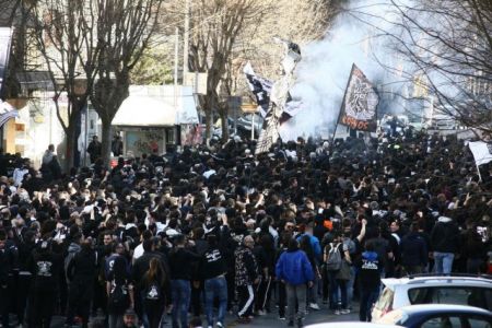 Επεισόδια και χρήση δακρυγόνων στην πορεία των οπαδών του ΠΑΟΚ