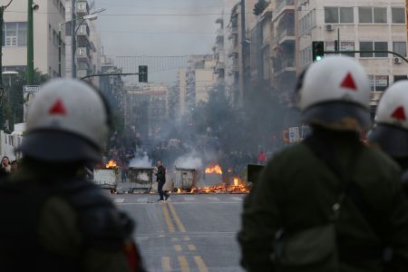 Συγκρούσεις και χάος στον Πειραιά για να διευκολυνθεί ο Ευ. Τσακαλώτος