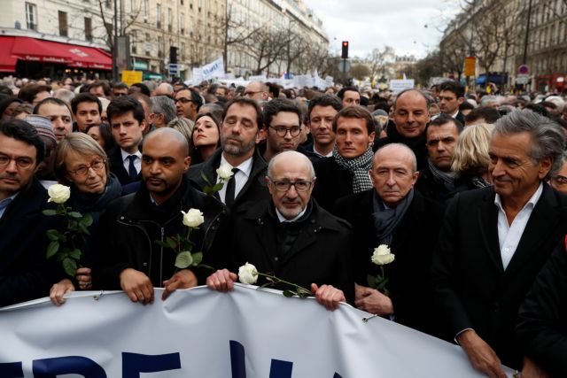 Χιλιάδες άνθρωποι στη «λευκή πορεία» στο Παρίσι κατά του αντισημιτισμού