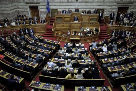 Επιστημονική Υπηρεσία της Βουλής: επικαλείται την ευρωπαϊκή νομολογία για την αναδοχή από ομόφυλα ζευγάρια