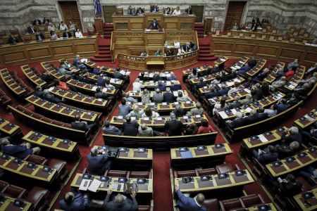 Βουλή: Πέρασε η αναδοχή από ομόφυλα ζευγάρια με διαρροές από ΣΥΡΙΖΑ και ΝΔ