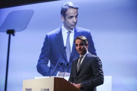 Mitsotakis blasts government in address to Greek industrialists