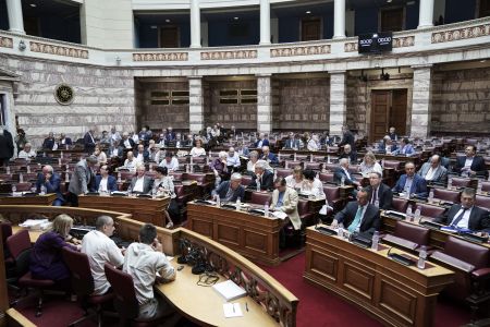 Βουλή: Ψηφίστηκε με 154 ψήφους το πολυνομοσχέδιο για το κλείσιμο της 4ης αξιολόγησης