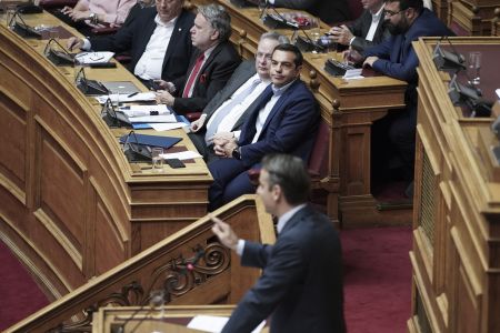 Tsipras, Mitsotakis spar over economy in parliament