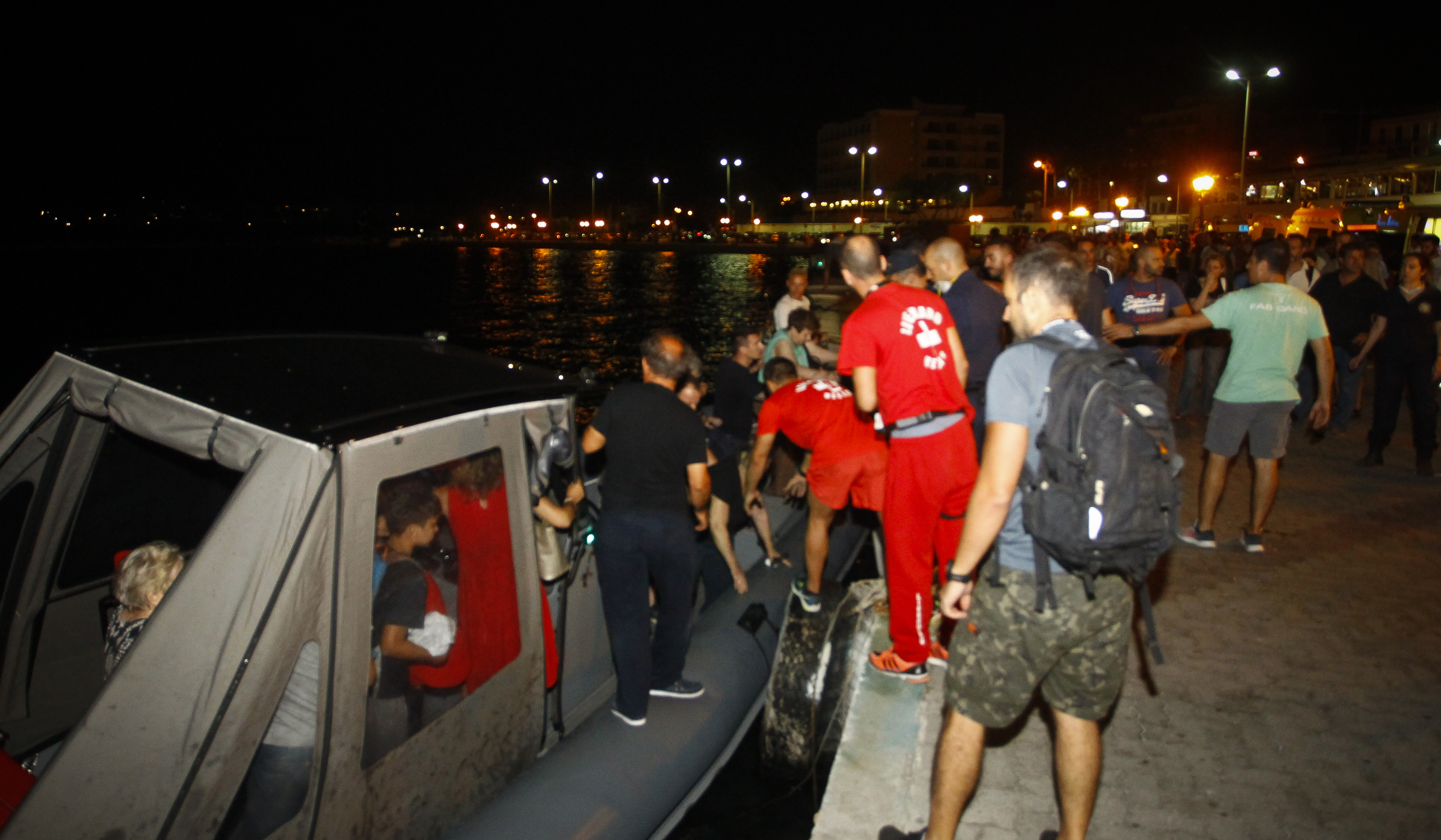 Ώρες αγωνίας στο λιμάνι της Ραφήνας, όπου μεταφέρονται νεκροί και τραυματίες