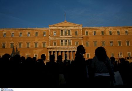 Θολώνει το κυβερνητικό αφήγημα της μεταμνημονιακής Ελλάδας – Σε οικονομική, πολιτική και κοινωνική παράλυση η χώρα