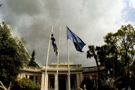 Στις… χειροπέδες επενδύει πολιτικά και επικοινωνιακά η κυβέρνηση επιχειρώντας να κερδίσει πόντους στην πορεία προς τις εκλογές