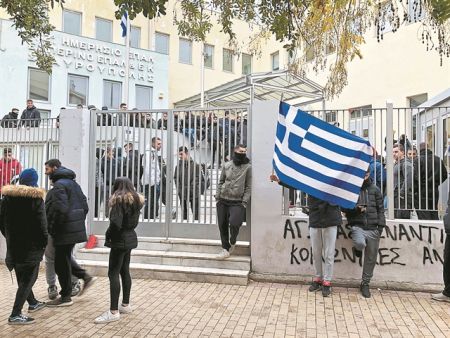 Ο κίνδυνος της διάλυσης προ των σχολικών θυρών