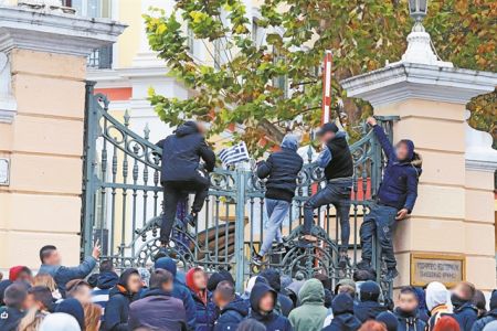 Σχολεία και μαθητές εκτός ορίων