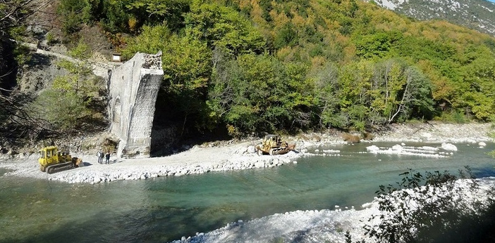 Τζουμέρκα: Ο καθαγιασμός των υδάτων στο υπό αναστήλωση γεφύρι της Πλάκας