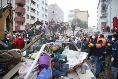 Κωνσταντινούπολη: Η στιγμή της κατάρρευσης του κτιρίου (video)