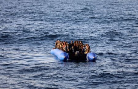 «Σήμα κινδύνου» για πλεούμενο με 150 μετανάστες ανοιχτά της Λιβύης