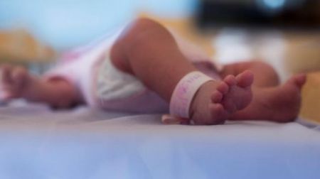 Σπάνια επέμβαση: Αγέννητο μωρό χειρουργήθηκε και επανατοποθετήθηκε στη μήτρα