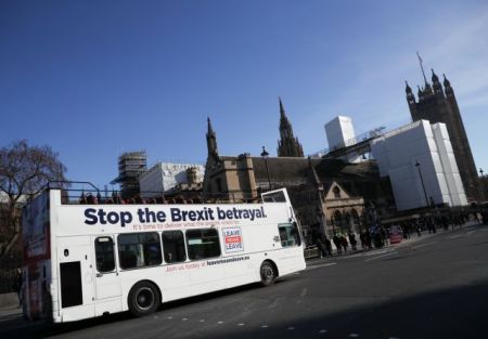 Guardian: Στα 80 δισ. λίρες το κόστος του Brexit