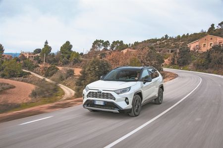 Toyota RAV4 Hybrid : Σπονδή στην παράδοση