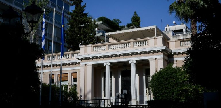 Έκαναν «ταβέρνα» το Μαξίμου